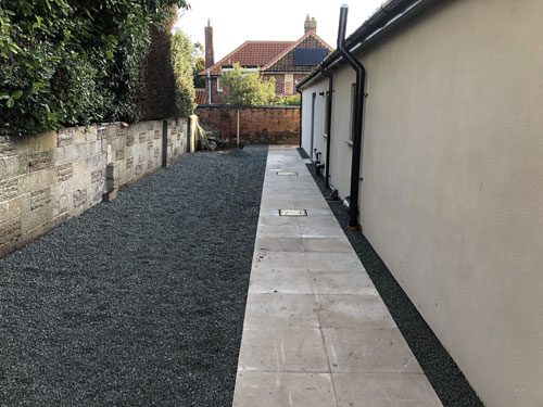 600x600 Grey slabs with a bed of Grey Granite chippings - Aylsham